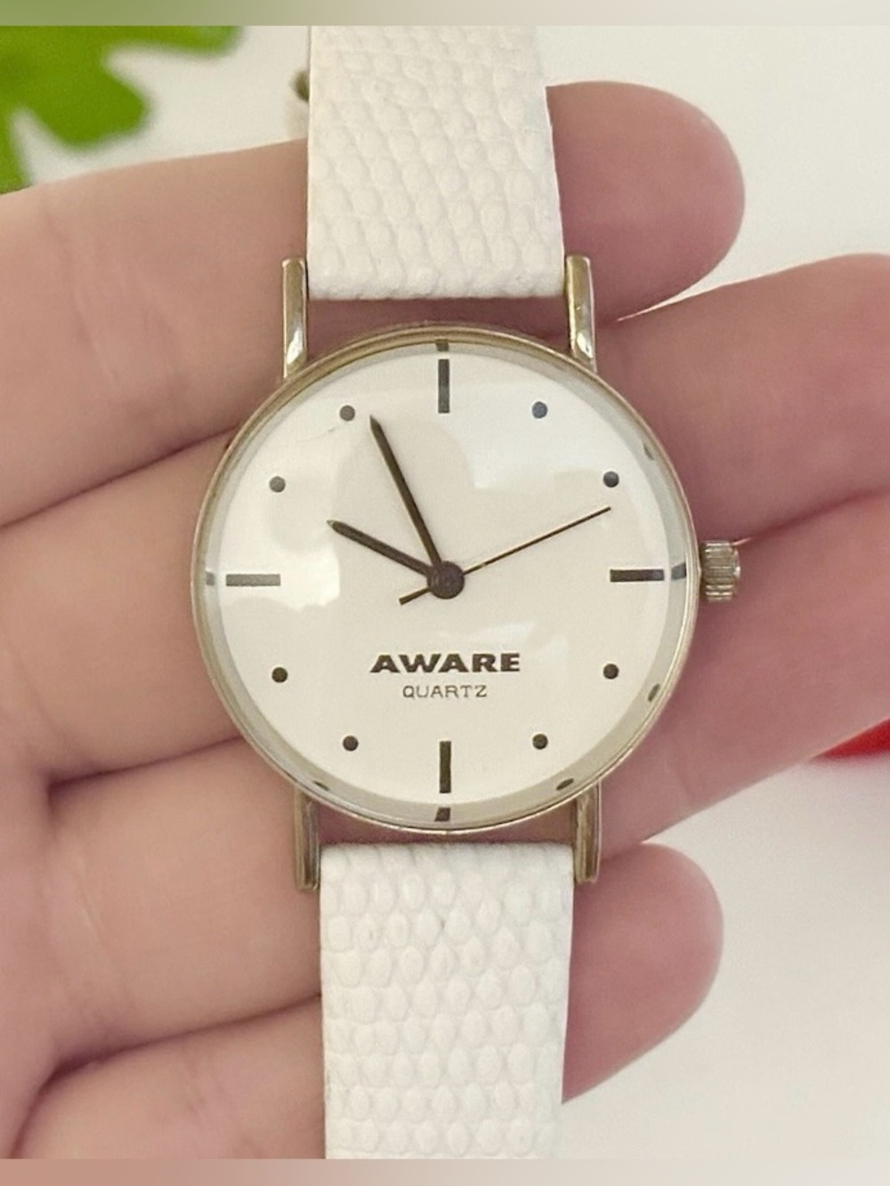 Classic Casual Ladies White Textured Leather Watch Silver-Tone Minimalist Dial